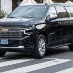 Si necesitas un SUV de gran tamaño, el Chevrolet Suburban es una de las mejores opciones. Este gigante no solo destaca por su tamaño imponente, sino por su robustez mecánica. Los profesionales elogian su motor duradero y su carrocería resistente, que lo convierten en un vehículo fiable para largas distancias y cargas pesadas.

El Suburban es conocido por su espacioso interior y su capacidad de remolque, lo que lo convierte en una opción versátil para familias grandes o quienes necesitan transportar equipos o remolcar objetos pesados. Con años de rendimiento constante, este SUV sigue siendo una opción recomendada por los mecánicos.
