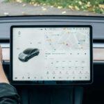 Uno de los avances más notables de Tesla es su Autopilot, un sistema de conducción semiautónoma que ha establecido un nuevo estándar en la industria. Con características como el control de crucero adaptativo, el centrado de carril y el estacionamiento autónomo, Tesla ha dejado claro su objetivo de liderar el camino hacia la autonomía total. Aunque Tesla aún no ha alcanzado el nivel 5 de autonomía (donde el vehículo maneja todo sin intervención humana), su tecnología ha sido tan avanzada que fabricantes como Mercedes-Benz con su Drive Pilot y BMW con su Driving Assistant Plus han desarrollado sistemas similares.

Estos sistemas ofrecen una visión del futuro de la conducción, donde el coche puede asumir gran parte de las tareas de manejo, mejorando la comodidad y seguridad de los conductores. Tesla continúa actualizando y mejorando Autopilot, estableciendo un alto estándar que otros fabricantes ahora buscan igualar.