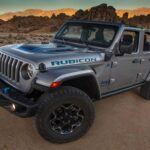El Jeep Wrangler 4xe es la opción perfecta para quienes necesitan un SUV todoterreno híbrido sin renunciar a la eficiencia de un motor eléctrico. Este modelo combina la legendaria capacidad off-road de Jeep con la tecnología híbrida enchufable, lo que permite a los conductores explorar caminos difíciles sin preocuparles el consumo de combustible. Además, el Wrangler 4xe ofrece una gran cantidad de incentivos y reembolsos, lo que lo convierte en una opción más asequible de lo que parece.

Con promociones que reducen los pagos de arrendamiento a un rango de $300 a $400, este SUV es ideal para aquellos que buscan una excelente oferta en un híbrido con capacidades todoterreno excepcionales. La posibilidad de ahorrar dinero gracias a estos incentivos lo convierte en una opción atractiva para los compradores conscientes de su presupuesto.