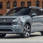 Problemas: Electrónica, vibraciones, transmisión y fiabilidad a largo plazo

El Mitsubishi Outlander 2025 y su variante enchufable son considerados entre los coches menos confiables de su categoría. Según expertos, los problemas electrónicos persistentes, las vibraciones en la transmisión y la calidad inconsistente de la fabricación son los mayores inconvenientes. Muchos propietarios se han quejado de cámaras de respaldo defectuosas, pantallas que se apagan aleatoriamente y hasta olores a gasolina en las rejillas de ventilación. Si bien su tecnología avanzada y la tercera fila utilizable podrían atraer a las familias, los problemas crónicos con los sistemas de infoentretenimiento y las fallas en la palanca de cambios, junto con la durabilidad cuestionable a largo plazo, hacen que este modelo sea uno a evitar.