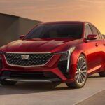 El Cadillac CT5 es una de las opciones más confiables en el segmento de lujo, ideal para quienes buscan un sedán con un manejo suave y sin igual. Este modelo cuenta con una garantía del motor de seis años o 112,000 kilómetros, lo que brinda tranquilidad a los compradores en cuanto a la durabilidad del vehículo. Según los expertos, este modelo ofrece características de seguridad avanzadas y un interior de lujo que mejorará la calidad de vida de cualquier jubilado. Con un diseño elegante y un sistema de suspensión bien calibrado, el Cadillac CT5 se destaca como una opción para quienes buscan confort y fiabilidad sin tener que preocuparse por reparaciones costosas.