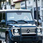 La Mercedes-Benz G-Class es el SUV de lujo por excelencia, conocido por su apariencia icónica y su capacidad todoterreno. Su motor V8 es famoso por superar las 500.000 millas sin comprometer su rendimiento, incluso en condiciones de uso exigentes. Además de su durabilidad, la G-Class cuenta con materiales de alta calidad que ayudan a preservar su motor durante años. Esta combinación de lujo y longevidad hace que el G-Class sea una opción exclusiva para aquellos que buscan un vehículo de alto rendimiento y durabilidad.