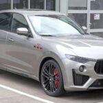 El Maserati Levante es un SUV de lujo con una impresionante presencia en la carretera y un sonido de escape que enamora a los fanáticos de los autos deportivos. Sin embargo, iSeeCars informa que pierde alrededor del 64% de su valor en cinco años. A pesar de contar con motores Ferrari y un diseño elegante, su alto costo de mantenimiento y la limitada red de concesionarios en muchos mercados contribuyen a una depreciación notable. Esto hace que los propietarios pierdan dinero cuando intentan venderlo o cambiarlo.