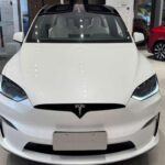 El Tesla Model X 2025 es conocido por su diseño futurista y sus características de vanguardia, como las puertas tipo alas de halcón y su impresionante autonomía. Sin embargo, los problemas de fiabilidad han comenzado a acumularse rápidamente. El NHTSA ya ha emitido tres recalls importantes, incluyendo fallos en el funcionamiento del claxon, problemas con la cámara trasera y airbags que pueden rasgarse durante el despliegue. Aunque Tesla es una marca popular en el mundo de los coches eléctricos, estos problemas serios de seguridad y funcionamiento pueden afectar tu experiencia de conducción y su valor a largo plazo. El precio de $89,990 también lo coloca en una categoría costosa con muchos inconvenientes.