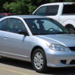 El Honda Civic es quizá el modelo más representativo de la marca. Lanzado en 1972, ha sabido reinventarse década tras década. Ejemplos como el Civic 2006, con su rediseño moderno y motores robustos, marcaron un antes y un después en el segmento compacto. En su versión 2022, incorpora el paquete de seguridad Honda Sensing, confirmando que sigue siendo sinónimo de eficiencia, bajos costes de mantenimiento y larga vida útil.
