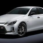 El Toyota Mark X GRMN de 2019 es uno de esos modelos que los mercados internacionales apenas conocieron. Bajo su elegante carrocería se escondía un V6 atmosférico de 3.5 litros con más de 300 CV, asociado a una caja manual de seis velocidades y tracción trasera. Su suspensión revisada y un sistema de control de estabilidad afinado para el drifting lo convirtieron en un sedán único. Solo 350 unidades fueron fabricadas, con detalles exclusivos como llantas BBS, frenos deportivos y acabados en fibra de carbono, lo que lo hace hoy un verdadero unicornio del catálogo Toyota.
