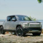 Fundada en 2009 por RJ Scaringe, Rivian se centra en vehículos eléctricos orientados a la aventura. Su R1T y R1S ofrecen más de 640 km de autonomía, aceleración de 0 a 100 km/h en 3 segundos y remolque de 5.000 kg. Equipados con funciones como el “Modo Campamento” y un maletero delantero que funciona como refrigerador, estos vehículos destacan por su practicidad en exteriores. Con el respaldo de Amazon y una fábrica en Illinois con capacidad para 150.000 unidades al año, Rivian ha encontrado un nicho que Tesla apenas exploró.