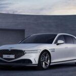El Genesis G90 pretende competir con las grandes berlinas de lujo, pero lo hace a un precio que supera los 90.000 dólares. A pesar de su interior cuidado, su consumo de combustible es de los peores en su clase, incluso peor que el de un SUV mediano. Su motor V6 turbo responde bien, pero sacrifica demasiada practicidad para un coche que sigue teniendo el ADN de Hyundai.