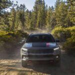 El Jeep Compass se mantiene como una opción sólida en 2025, con un precio promedio de 33.486 dólares y una esperanza de vida de 11,4 años. Su coste anual de propiedad asciende a 2.945 dólares, lo que lo hace menos competitivo a largo plazo frente a sus rivales, aunque sigue siendo atractivo por su robustez y versatilidad fuera del asfalto.