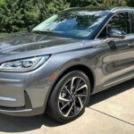 El Lincoln Corsair arrastra los problemas de control de calidad que ya se ven en Ford. Los fallos en la transmisión, la electrónica y el hardware de la carrocería son recurrentes. Y lo peor es que hablamos de un SUV de lujo, donde estos defectos son inaceptables. Pagar un precio premium por un vehículo con acabados pobres no tiene justificación.