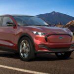 El Ford Mustang Mach-E ha demostrado que el apellido Mustang también puede brillar en el mundo eléctrico. Con una dinámica de conducción sobresaliente, gran potencia y un diseño estilizado, este SUV se mantiene como una de las opciones más atractivas del mercado. Su rendimiento sigue cumpliendo con creces, pese a que el diseño empieza a mostrar el paso del tiempo.