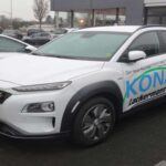 El Hyundai Kona 2025 combina diseño moderno, precio accesible y un motor 2.0 litros atmosférico que entrega 31 mpg combinados. Su conducción ágil y su eficiencia hacen que sea una opción ideal para ciudad y carretera, sin sacrificar estilo ni funcionalidad.
