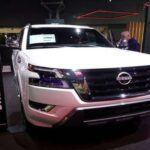 El Nissan Armada es un SUV de gran tamaño que, a pesar de su imponente presencia y capacidades de remolque, no es una opción eficiente en cuanto a consumo de combustible. Equipado con un motor V8 de 5.6L, el Armada solo ofrece 17 mpg combinados, lo que lo coloca en la parte baja de la lista de SUV eficientes. Aunque tiene mucha potencia, su plataforma anticuada lo limita en cuanto a modernización en comparación con otros competidores que ya están apostando por trenes motrices híbridos.