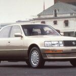 El Lexus LS 400 de 1989 es el epítome del lujo japonés. Este sedán insignia fue el primer modelo producido por Lexus y nació con la misión de competir con los mejores sedanes de lujo del mundo, como el Mercedes-Benz Clase S y el BMW Serie 7. Con un motor V8 de 4.0 litros, suspensión neumática y una transmisión automática de 4 velocidades, el LS 400 ofrecía una conducción suave y refinada. Su interior tapizado en cuero, junto con la ingeniería de amortiguación del sonido, lo convirtieron en un referente de lujo en su época. Hoy en día, el LS 400 sigue siendo uno de los coches más fiables y duraderos del mercado de autos usados.