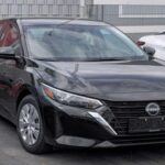 El Nissan Sentra ha sido uno de los compactos más populares de la marca, pero su fiabilidad deja mucho que desear. Aunque Nissan ha trabajado en mejorar la transmisión CVT, sigue siendo una de las principales quejas de los propietarios. Las fallas frecuentes en la transmisión de estos modelos afectan gravemente su durabilidad, haciendo que muchos conductores se alejen del Sentra a la hora de elegir un coche compacto.