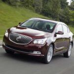Buick, aunque todavía presente en el mercado estadounidense, se ha convertido en una sombra de lo que fue. En 2024, las ventas apenas superaron las 130,000 unidades, y pocos estadounidenses pueden nombrar un modelo de Buick. Sus sedanes, que alguna vez fueron icónicos, han sido discontinuados, dejando en su lugar SUVs que son casi indistinguibles de modelos más baratos de Chevrolet y GMC. Buick ha perdido su identidad única y, aunque General Motors promete una reinvención, la mayor parte de las inversiones en vehículos eléctricos están fluyendo hacia Cadillac, mientras Buick se queda atrás. Con más del 80% de las ventas globales de Buick provenientes de China, es posible que GM retire la marca del mercado estadounidense.