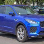 Jaguar se presenta con el E-Pace como una opción de SUV compacto con un diseño atractivo y deportivo. Sin embargo, a pesar de su exterior elegante y llamativo, el modelo no logra ofrecer la experiencia premium esperada. El sistema de infoentretenimiento es torpe y poco intuitivo, lo que decepciona en un coche de lujo. Además, el rendimiento al volante carece de la chispa y el refinamiento que se espera de un SUV de alto rendimiento. El E-Pace tiene la apariencia de un SUV deportivo, pero su conducción no está a la altura de las expectativas de lujo.
