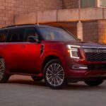 La Nissan Armada es un SUV grande y robusto, pero no todos los jubilados consideran que es la mejor opción para su retiro. Según Chris Pyle, experto en automóviles de JustAnswer, el diseño interior de la Armada no es tan eficiente como parece. A pesar de su gran tamaño, la distribución del espacio es ineficaz, lo que da la sensación de tener menos espacio del que realmente ofrece. Además, su consumo de combustible es considerablemente alto, lo que puede resultar molesto para los jubilados que buscan un vehículo más económico para sus desplazamientos diarios. En resumen, la Armada puede ser una opción más adecuada para familias jóvenes que buscan capacidad y potencia, pero no tanto para quienes priorizan la eficiencia y la comodidad.