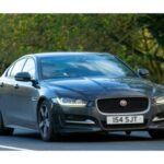 El Jaguar XE fue un intento de la marca británica para competir en el segmento de los sedanes de lujo, dominado por gigantes como el BMW 3 Series y Audi A4. A pesar de su elegante diseño y conducción refinada, el modelo no logró ganarse a los consumidores. Los problemas de espacio interior y altos costos de mantenimiento fueron factores decisivos en su falta de éxito. En 2024, apenas se vendieron 2,870 unidades, lo que refleja la desconexión entre las expectativas de Jaguar y la realidad del mercado.