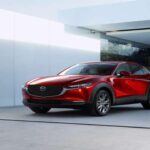 Precio base: $24,995
El Mazda CX-30 ofrece una mezcla perfecta de diseño y diversión al volante, con un motor estándar de 2.5 litros y 191 caballos de fuerza. Su tracción integral (AWD) está incluida de serie, lo que lo hace destacar en el segmento de los SUV subcompactos. Para quienes buscan más potencia, también está disponible una versión turboalimentada de 250 caballos de fuerza. Además, cuenta con un sistema de infoentretenimiento intuitivo y una suite de seguridad avanzada, incluyendo el Mazda Radar Cruise Control y el Lane Departure Warning, que brindan una experiencia premium.
