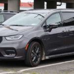 La Chrysler Pacifica se mantiene como una de las últimas minivans puramente domésticas, pero 2025 ha sido un año complicado para ella. Más de 250.000 unidades han sido llamadas a revisión por problemas en los airbags de cortina, lo que refleja serias deficiencias en los controles de calidad de Stellantis.