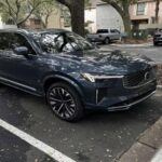 Volvo siempre ha sido sinónimo de seguridad, y el 2025 XC90 sigue con esa tradición. Este SUV es como un tanque escandinavo, robusto y con un diseño sofisticado. Está cargado de características de asistencia al conductor, como frenado automático, advertencia de cambio de carril y alerta de tráfico cruzado. Los resultados de las pruebas de choque siguen siendo impecables, lo que hace de este SUV una opción de primera para quienes priorizan la protección sin sacrificar estilo. Volvo continúa innovando en seguridad, y el XC90 es el ejemplo perfecto.