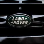Cuando se habla de SUV de lujo, Land Rover siempre aparece como un referente de diseño y exclusividad. Sin embargo, su prestigio contrasta con una fiabilidad históricamente cuestionada. Los fallos mecánicos recurrentes se traducen en facturas de reparación muy elevadas. En resumen: lujo asegurado, pero acompañado de costes de mantenimiento desorbitados.