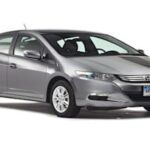 El Honda Insight 2010 es una opción atractiva para quienes buscan un coche económico en cuanto a combustible. Con un rendimiento de 39 mpg, el Insight no puede competir directamente con otros híbridos más recientes, pero sigue siendo una opción de bajo costo a largo plazo. Aunque no destaca por sus capacidades de conducción, su motor híbrido y diseño simple hacen de este modelo una opción confiable. Sin embargo, su falta de control electrónico de estabilidad en las versiones básicas limita su desempeño en situaciones de emergencia. Si tienes la posibilidad de conseguir una versión con este control, será una mejor compra.