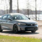 El Honda Civic Si 2025 es la versión más deportiva de la familia Civic y no decepciona. Con un motor turboalimentado de 1.5 litros y 200 caballos de fuerza, este sedán compacto ofrece una experiencia de conducción divertida y ágil. Su transmisión manual de seis velocidades le da un toque dinámico que los entusiastas de la conducción adorarán. Además, su dirección precisa y el chasis equilibrado lo convierten en un coche sorprendentemente ágil para su segmento.
