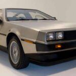 El DeLorean DMC-12 es uno de los casos más famosos de fracaso en la historia automotriz, a pesar de su popularidad posterior gracias a la trilogía Back to the Future. La promesa de un diseño futurista con puertas de ala de gaviota y carrocería de acero inoxidable no fue suficiente para salvar al coche de ser un fracaso comercial. Solo se produjeron alrededor de 3,000 unidades entre 1981 y 1983, y la falta de rendimiento y fiabilidad acabaron con las expectativas de éxito. Además, el alto precio y los problemas económicos de la empresa llevaron a la quiebra de DeLorean Motor Company, convirtiéndolo en un símbolo de fracaso.