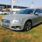 El 2023 Audi A4 es un coche que destaca por su diseño elegante y su interior lujoso. La calidad de los materiales y la comodidad son notables, pero el A4 deja mucho que desear en cuanto a sensaciones de conducción. A pesar de ser un modelo premium, su manejo y dinámica no alcanzan el nivel que se espera en esta gama, especialmente cuando competimos contra rivales como el BMW 3-Series.

Aunque ofrece Apple CarPlay inalámbrico y otros elementos de confort, el A4 no ofrece esa sensación de emoción al volante que caracteriza a otros modelos de la marca. Este modelo tiene una presencia destacada, pero la falta de un manejo realmente dinámico lo coloca en la lista de los peores coches pequeños de lujo.