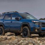 El Subaru Outback siempre ha jugado en la frontera entre camioneta y crossover, pero sus primeras generaciones fueron auténticas camionetas familiares. Ofrecía un manejo ágil, tracción total de serie y motores bóxer que le daban carácter. A diferencia de muchos SUV, su altura libre al suelo era la justa para enfrentarse a caminos de tierra sin perder estabilidad.

Su gran virtud sigue siendo la practicidad a buen precio. Con un amplio maletero y un diseño pensado para el día a día, el Outback es la prueba de que no hace falta un SUV de lujo para tener un coche capaz, robusto y fiable.