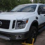 La Nissan Titan XD ocupa un lugar especial en el segmento al ofrecer un equilibrio entre camionetas ligeras y pesadas. Gracias a su opción de motor Cummins diésel y un chasis reforzado, la Titan XD está preparada para las tareas más exigentes sin renunciar a la comodidad en carretera.