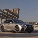 El Lexus LS 2025 sigue siendo el estandarte de la artesanía nipona. Su diseño exterior mantiene la parrilla en forma de huso y una silueta elegante que transmite sofisticación atemporal. No busca llamar la atención con excesos, sino conquistar con refinamiento.

En el interior, Lexus apuesta por la serenidad absoluta. Pliegues hechos a mano, cristal Kiriko y un silencio de marcha sobresaliente convierten cada trayecto en una experiencia de lujo sin ostentación. Para los amantes de la sutileza, el LS es la opción ideal.