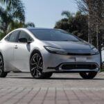 El pionero entre los híbridos sigue marcando el camino. El Toyota Prius PHEV 2025 ha recibido una calificación perfecta de 10/10 en Car and Driver, consolidándose como uno de los sedanes más fiables. Consumer Reports lo coloca en segundo lugar de su categoría, empatado en fiabilidad con el Kia Niro PHEV. Además, hasta la fecha no se han registrado quejas en la NHTSA sobre el modelo 2025, un dato que refuerza su excelente reputación.