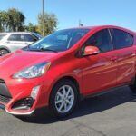 El Toyota Prius es el pionero de los híbridos y mantiene su liderazgo con la versión 2023. Con un motor de 1.8 litros apoyado por un propulsor eléctrico, ofrece 121 caballos y un consumo de 58 mpg en ciudad y 53 en carretera. Además, su interior espacioso y las ayudas a la conducción lo convierten en un coche ideal tanto para familias como para conductores urbanos.