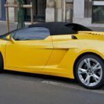 Marcas como Ferrari o Lamborghini son sinónimo de prestaciones extremas, pero también de reparaciones imposibles de asumir para muchos bolsillos. La escasez de piezas, la necesidad de talleres especializados y los precios desorbitados hacen que un fallo mecánico se convierta en un auténtico drama económico.