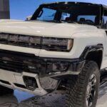 El Hummer EV eléctrico redefine el concepto de “supertruck” con casi 4.500 kg de peso, muy por encima de cualquier pickup convencional. Su tamaño y masa elevan los riesgos en ciudad, dificultando maniobras y estacionamiento. Por mucho que impresione fuera de carretera, su uso diario es poco práctico y potencialmente peligroso.