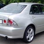El Lexus IS300 de primera generación popularizó las luces traseras Altezza, con lentes redondas y marcos cromados que para muchos eran exageradas. Aunque el sedán deportivo contaba con motor de 6 cilindros, tracción trasera y buena dinámica, sus luces traseras rompían la armonía del conjunto, especialmente en la variante SportCross de techo largo.