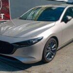 El Mazda3 sigue siendo un favorito entre los hatchbacks compactos por su mezcla de rendimiento, confort y fiabilidad. A pesar de algunos recalls recientes, su reputación sólida y bajo mantenimiento lo convierten en una opción segura para quienes buscan un coche práctico y duradero.
