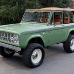 El Ford Bronco original debutó en 1966 y rápidamente se convirtió en un icono del off-road americano. Con su corta distancia entre ejes y ejes rígidos, ofrecía una maniobrabilidad sobresaliente en terrenos complicados. Su diseño simple pero eficaz, junto con los motores V8 disponibles, lo convirtieron en un todoterreno duro y versátil.