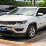 El Jeep Compass ha sido un modelo que, a pesar de los atractivos descuentos de $5,000 y promociones para atraer compradores, sigue decepcionando a los clientes. Con solo un 38% de satisfacción, el Compass no cumple con las expectativas de fiabilidad que muchos esperan de la marca Jeep. Los conductores prefieren optar por opciones más deportivas y con menos problemas de fiabilidad, como el Honda HR-V.