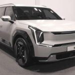 El Kia EV9 es un SUV eléctrico con un diseño futurista y un excelente alcance operativo, junto con una infraestructura de carga impresionante. Sin embargo, el sistema de infoentretenimiento ha sido fuente de muchas quejas, algo que es inesperado dado el historial de Kia en ofrecer una buena experiencia de usuario. Su diseño poco convencional y la interfaz torpe le han restado la elegancia y pulidez que la competencia de Kia ofrece en la actualidad. Si buscas tecnología de punta, este modelo podría ser una decepción.