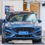 El Ford Escape Plug-In Hybrid es uno de los SUV más equilibrados del mercado actual. Con 37 millas (unos 60 km) de autonomía eléctrica, resulta perfecto para los trayectos diarios al trabajo o para moverse en ciudad sin consumir una gota de gasolina. En viajes largos, su motor térmico se encarga de extender la autonomía, ofreciendo la versatilidad que muchos usuarios necesitan.
