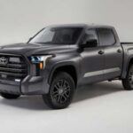 La Toyota Tundra ha sido durante mucho tiempo una de las opciones más fiables del mercado, y esto se debe en gran parte a su motor 5.7L V8. Desde su lanzamiento en 2007, este motor ha demostrado ser capaz de superar los 200,000 kilómetros sin grandes problemas. Su diseño sencillo y la ingeniería fiable de Toyota han hecho que este modelo sea ideal tanto para uso diario como para remolque pesado. Los propietarios a menudo reportan que, con el mantenimiento adecuado, el motor sigue funcionando de manera impecable incluso con una gran cantidad de kilómetros recorridos.