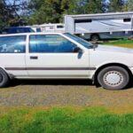 El Hyundai Excel fue el primer paso de la marca surcoreana hacia la internacionalización. Su bajo precio y cierta fiabilidad mecánica lo hicieron atractivo, pero su diseño básico y la falta de equipamiento le impidieron competir en serio. Fue un coche funcional, pero muy lejos de convertirse en referente.