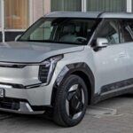 El Kia EV9 es un SUV eléctrico de tamaño completo pensado para familias que buscan reducir su huella de carbono. Con tres filas de asientos, interior espacioso y asientos de segunda fila con ajustes eléctricos, calefacción y ventilación, garantiza comodidad y lujo para todos los pasajeros. Su sistema de carga rápida y las avanzadas funciones de seguridad lo convierten en una opción práctica y segura para el día a día familiar.