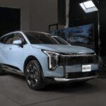 El Subaru Forester es el líder indiscutido en términos de fiabilidad para 2025, con la marca Subaru obteniendo 80 puntos en el ranking de Consumer Reports. Este SUV compacto está diseñado para durar, con un motor bóxer probado y tracción en las cuatro ruedas como estándar. Su tecnología EyeSight de seguridad avanzada también le otorga una excelente calificación en seguridad. Ideal para aquellos que buscan un vehículo confiable y resistente, sin complicaciones tecnológicas innecesarias.