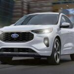 El Ford Escape 2025 es una opción excelente para quienes buscan un SUV deportivo sin renunciar a la eficiencia. Con su motor turboalimentado de 1.5 litros y 180 caballos de fuerza (o el motor de 2.0 litros y 250 caballos en versiones más potentes), ofrece un consumo de 34 MPG en carretera para la versión con tracción delantera. Esta cifra disminuye ligeramente si optas por tracción total (28 MPG combinados). A pesar de su enérgico rendimiento, el Escape mantiene un diseño compacto que lo hace ideal para la conducción diaria. Aunque no es un híbrido, su capacidad para fusionar poder y eficiencia lo convierte en una excelente opción.