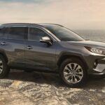 El Toyota RAV4 Híbrido ha sido uno de los favoritos en el mercado de los crossover híbridos, destacándose por su eficiencia de 37 mpg en general, con 32 mpg en ciudad y 41 mpg en carretera. Este modelo, que ha estado disponible desde 2019, ofrece un motor híbrido eficiente, tracción total opcional y un interior bien diseñado. Aunque algunos críticos han señalado su manejo firme y un diseño algo simple, sigue siendo una de las opciones más confiables y asequibles en el mercado, con un precio inicial de $32,600.